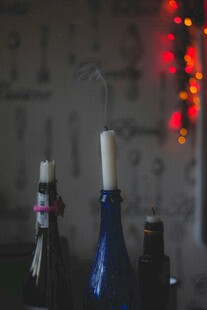 酒吧中的酒瓶与蜡烛