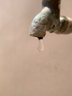 老旧水龙头滴水瞬间