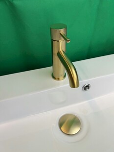 金色时尚水龙头特写