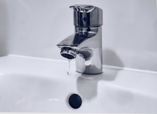 现代简约水龙头特写