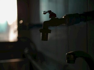 昏暗环境中的老旧水龙头
