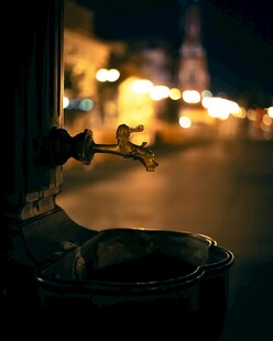 夜晚街边的复古水龙头