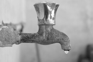 老旧水龙头滴水瞬间
