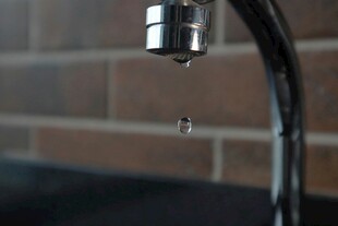 水龙头滴水瞬间