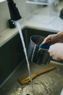 水槽边手持杯子接水场景