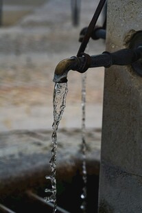 户外水龙头潺潺流水