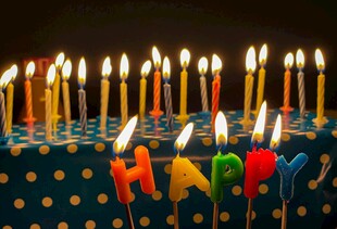 生日蜡烛摆成HAPPY字样