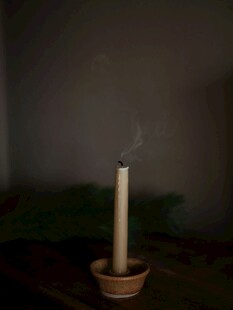 暗光中燃烧的一支蜡烛