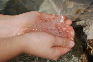 双手捧接清澈流水