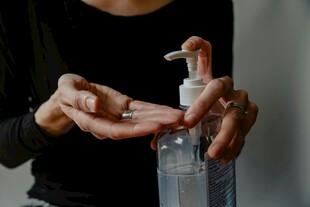 手部使用免洗洗手液
