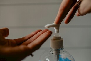 手部正在使用免洗洗手液
