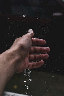 手掌接水溅起晶莹水珠