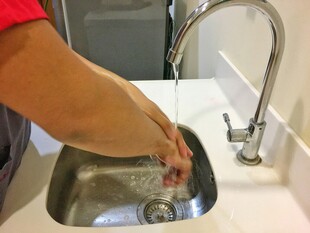洗手于水龙头下
