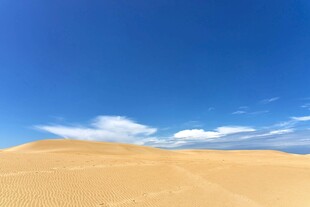 广袤沙漠与蓝天美景