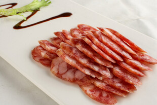 美味切片腊肠摆于盘中