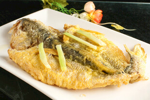 香煎黄鱼摆盘中