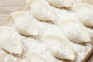 案板上的手工饺子