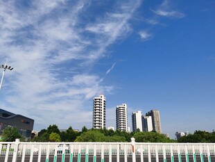 城市天际线与蓝天白云景观