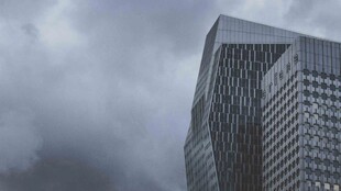 阴天下的现代高楼大厦