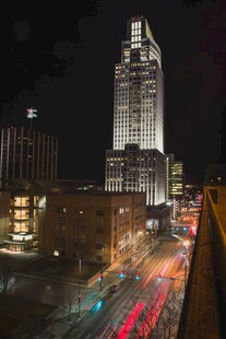 城市夜景中的繁华街道