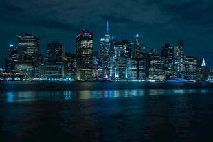 城市夜景璀璨的河畔风光