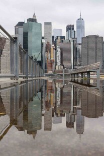 城市天际线与水面倒影景观