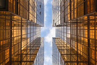 仰视都市摩天大楼景观