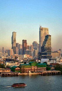 河畔都市天际线景观