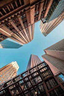 仰视城市高楼建筑群