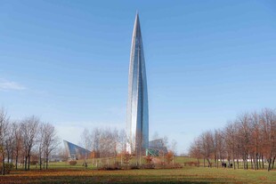 高耸入云的现代摩天建筑