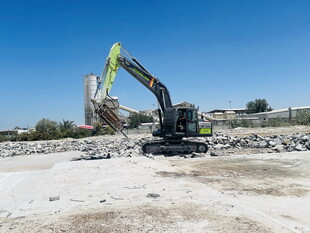 挖掘机于工地作业场景