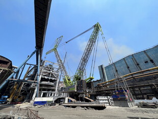 建筑工地的大型起重机作业