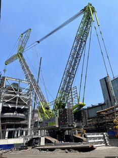 施工现场的大型起重设备