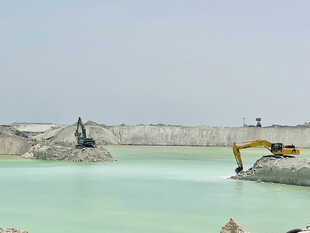 露天矿场中的挖掘机与水域