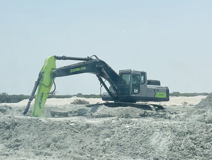 挖掘机作业于砂石场地
