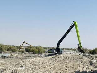 工地挖掘机作业场景