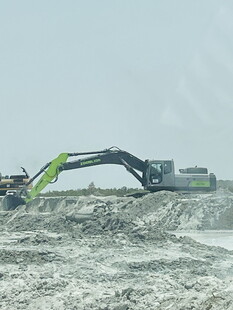 挖掘机作业于沙土场地