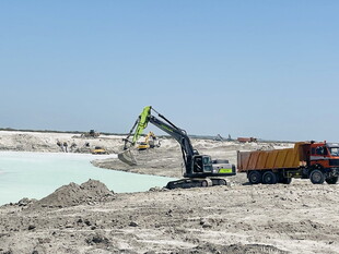 矿场挖掘机与卡车作业场景