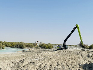 河边挖掘机作业场景