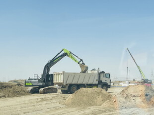 工地挖掘机装车作业场景
