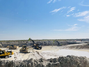 露天矿场施工场景