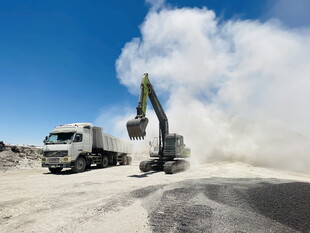 工地挖掘机与卡车作业场景