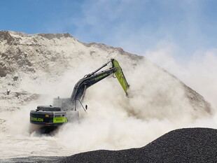 挖掘机作业扬起尘土