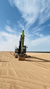 沙漠中的工程机械