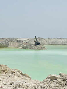 露天矿场中的挖掘机作业