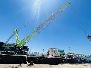 港口起重机作业场景