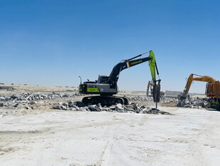 挖掘机在工地作业场景