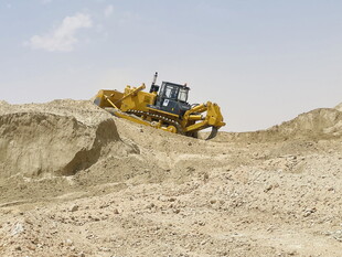 沙漠中的黄色推土机作业