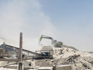 建筑废墟中的挖掘机作业