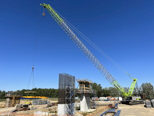 工地起重机作业场景